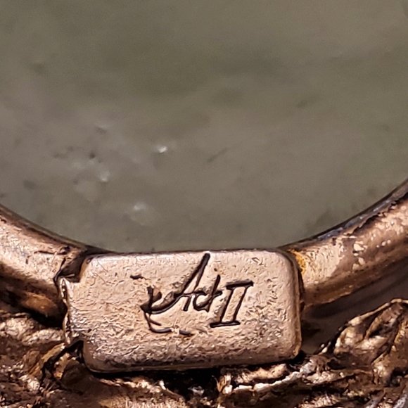 Cameo Brooch on green background with gold trim Vintage - Picture 5 of 5